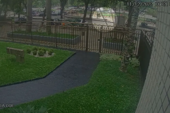 Imagens de câmeras de segurança mostram Thiago Rodrigues caído no chão após cair no fim da madrugada do último dia 11