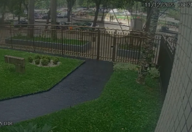 Imagens de c&acirc;meras de seguran&ccedil;a mostram Thiago Rodrigues ca&iacute;do no ch&atilde;o ap&oacute;s cair no fim da madrugada do &uacute;ltimo dia 11