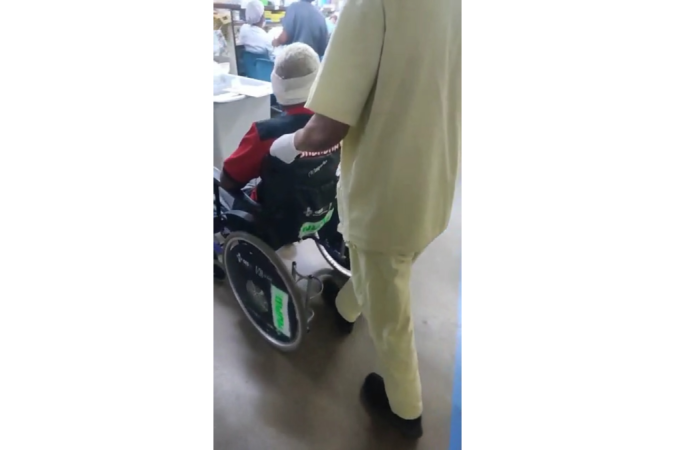 Jovem autista, de 22 anos, agredido com corte no olho é atendido no Hospital de Base - (crédito: Reprodução/Redes sociais) Jovem autista, de 22 anos, agredido com corte no olho é atendido no Hospital de Base - (crédito: Reprodução/Redes sociais)