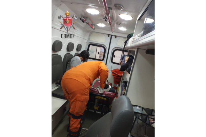 Bombeiros atendem criança que foi ferida na testa por pitbull no Riacho Fundo 2 - (crédito: CBMDF/Divulgação) Bombeiros atendem criança que foi ferida na testa por pitbull no Riacho Fundo 2 - (crédito: CBMDF/Divulgação)