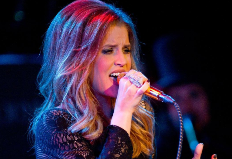 Filha de Lisa Marie Presley 'quebra silêncio' após morte da mãe -  Atualidade - SAPO Lifestyle