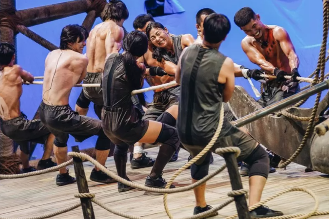 A lutadora Jang Eun-sil e sua equipe arrastam um barco em um dos desafios de 'A batalha dos 100' - (crédito: Divulgação/Netflix) A lutadora Jang Eun-sil e sua equipe arrastam um barco em um dos desafios de 'A batalha dos 100' - (crédito: Divulgação/Netflix)