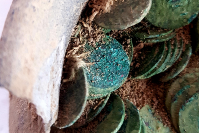 Jarra com moedas do século 17 foi encontrada na Polônia -  (crédito: Reprodução/Facebook/Lubelski Wojewódzki Konserwator Zabytków)