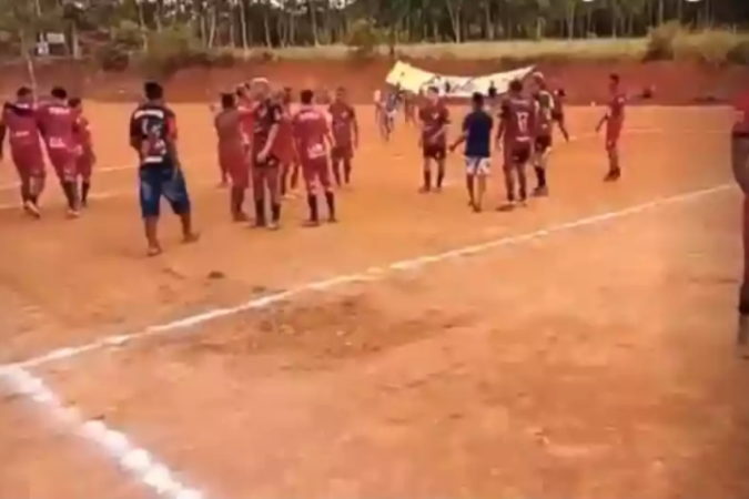 Arbitro esfaqueia jogador durante partida de futebol