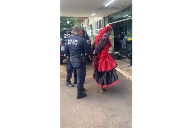 Homem com vestido vermelho é preso após tentar agredir pai de aluno com faca em escola particular do Gama - (crédito: PMDF/Divulgação) Homem com vestido vermelho é preso após tentar agredir pai de aluno com faca em escola particular do Gama - (crédito: PMDF/Divulgação)