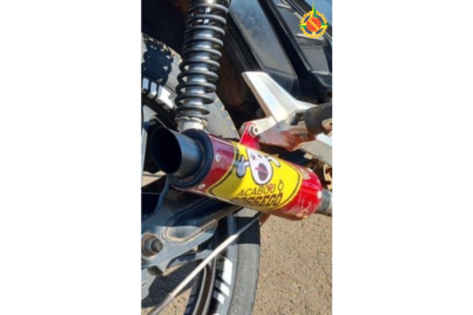 Condutor com moto adulterada é autuado por adesivo escrito acabou o sossego - (crédito: PMDF/Divulgação) Condutor com moto adulterada é autuado por adesivo escrito acabou o sossego - (crédito: PMDF/Divulgação)
