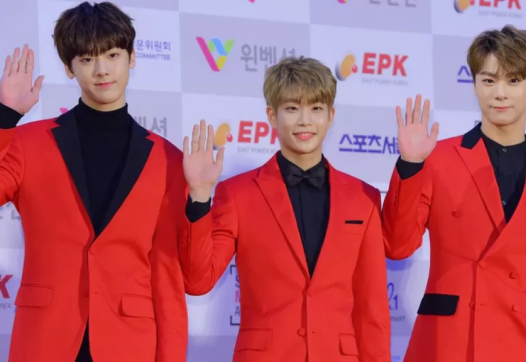Grupos masculinos de k-pop coreanos estão no palco em uma pose