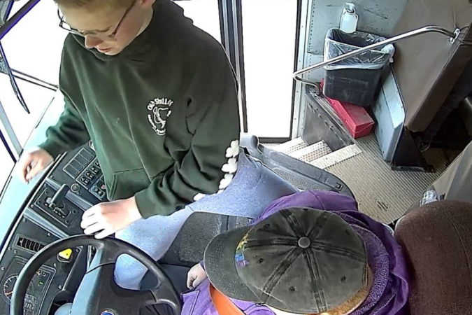 Vídeo gravado dentro do ônibus mostra momento em que menino assumiu o controle do ônibus - (crédito: Reprodução) Vídeo gravado dentro do ônibus mostra momento em que menino assumiu o controle do ônibus - (crédito: Reprodução)