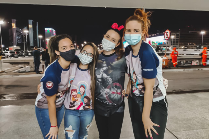 Paula (Dir.) e outras voluntárias numa ação natalina na rodoviária. As jovens montaram uma ceia de natal para pessoas em situação de rua do local