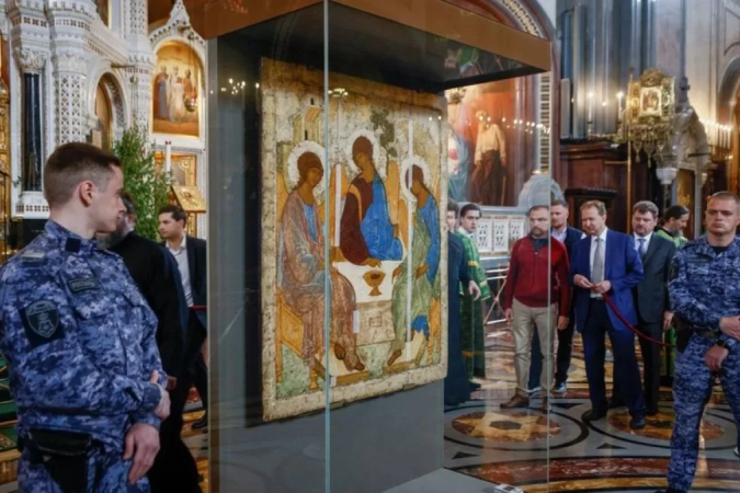 Pintura da Santíssima Trindade está em exibição numa catedral em Moscou, apesar de sua idade e estado frágil - (crédito: Reuters via BBC) Pintura da Santíssima Trindade está em exibição numa catedral em Moscou, apesar de sua idade e estado frágil - (crédito: Reuters via BBC)
