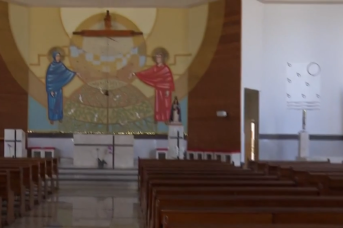 Suspeito de depredar igreja, em Anápolis, é preso pela polícia - (crédito: Reprodução/TV Anhaguera) Suspeito de depredar igreja, em Anápolis, é preso pela polícia - (crédito: Reprodução/TV Anhaguera)