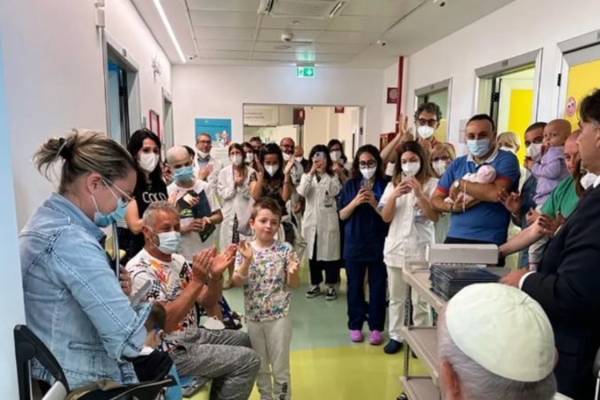 Papa encontra crianças no hospital onde está internado