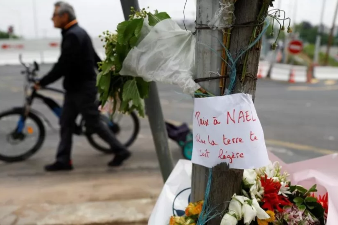 Flores foram deixadas no local onde Nahel morreu - (crédito: Reuters) Flores foram deixadas no local onde Nahel morreu - (crédito: Reuters)