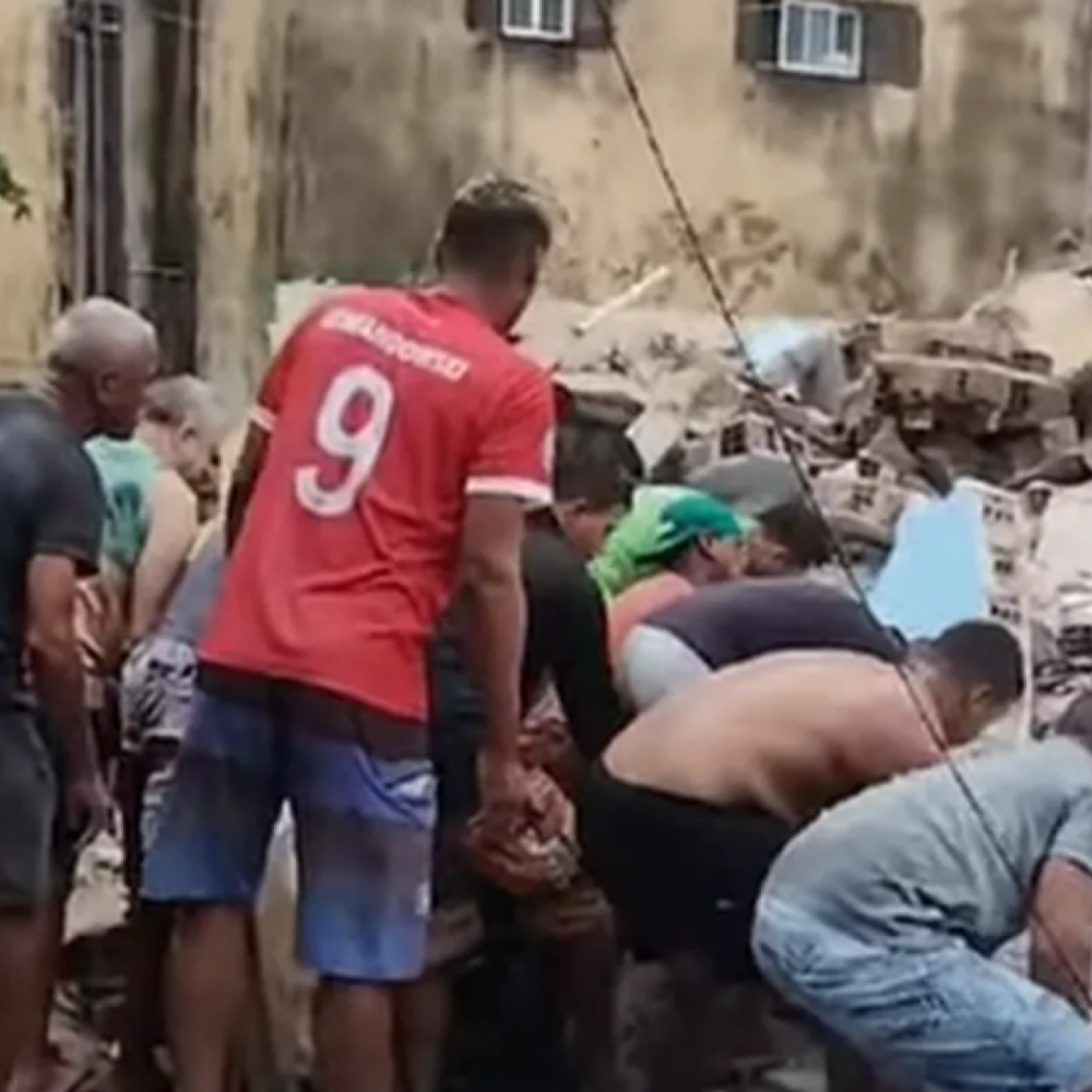 Corpo de homem é retirado dos escombros de desabamento no Grande Recife