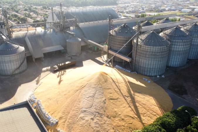 Maior safra de grãos da história e preços baixos da soja e do milho resultam em armazéns lotados e toneladas de milho expostas a temperaturas elevadas, a possíveis chuvas e a ataques de insetos e roedores - (crédito: Divulgação/Cooavil) Maior safra de grãos da história e preços baixos da soja e do milho resultam em armazéns lotados e toneladas de milho expostas a temperaturas elevadas, a possíveis chuvas e a ataques de insetos e roedores - (crédito: Divulgação/Cooavil)
