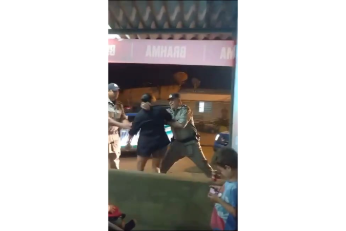 Depois de agredir a mulher, o policial tentou tomar o celular dela à força - (crédito: Reprodução/Redes Sociais) Depois de agredir a mulher, o policial tentou tomar o celular dela à força - (crédito: Reprodução/Redes Sociais)