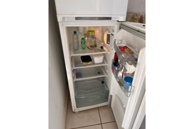 Geladeira de apartamento, em Valparaíso de Goiás, onde idosa ficou em cárcere privado - (crédito: PCGO/Divulgação) Geladeira de apartamento, em Valparaíso de Goiás, onde idosa ficou em cárcere privado - (crédito: PCGO/Divulgação)