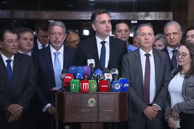 Lira, Pacheco e líderes em entrevista coletiva após entrega simbólica da reforma tributária
- (crédito: Reprodução/TV Senado ) Lira, Pacheco e líderes em entrevista coletiva após entrega simbólica da reforma tributária
- (crédito: Reprodução/TV Senado )