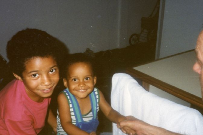 Adotada junto com o irmão Patrik, Christina Rickardsson se lembra do dia em que descobriu que neve era 'fria'