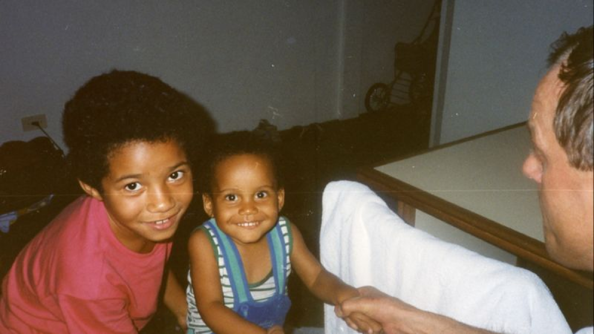 Adotada junto com o irmão Patrik, Christina Rickardsson se lembra do dia em que descobriu que neve era 'fria'