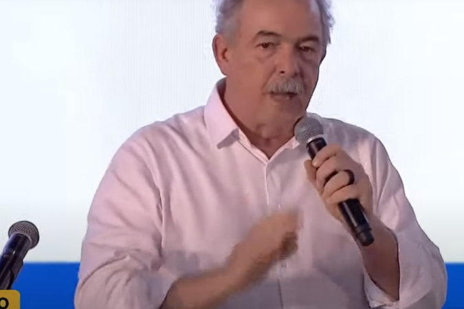 O presidente do BNDES, Aloízio Mercadante, fala sobre investimentos em obras públicas no Rio de Janeiro - (crédito: Reprodução/Youtube @Lula) O presidente do BNDES, Aloízio Mercadante, fala sobre investimentos em obras públicas no Rio de Janeiro - (crédito: Reprodução/Youtube @Lula)
