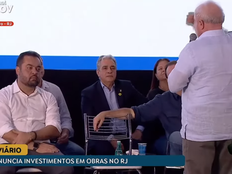 Lula fixa o olhar no governador Cláudio Castro para falar sobre o assassinato do garoto na Cidade de Deus