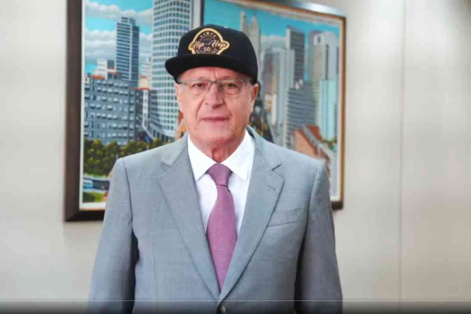 O boné usado no vídeo é do movimento Construção Nacional do Cinquentenário da Cultura Hip-Hop, o mesmo que Alckmin usou quando se reuniu com representantes do grupo - (crédito: Reprodução/Twitter @geraldoalckmin) O boné usado no vídeo é do movimento Construção Nacional do Cinquentenário da Cultura Hip-Hop, o mesmo que Alckmin usou quando se reuniu com representantes do grupo - (crédito: Reprodução/Twitter @geraldoalckmin)