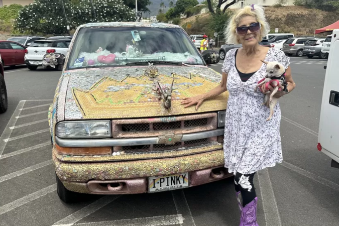Pinky ao lado de sua caminhonete decorada com gliter usada para salvar pessoas no incêndio - (crédito: BBC) Pinky ao lado de sua caminhonete decorada com gliter usada para salvar pessoas no incêndio - (crédito: BBC)