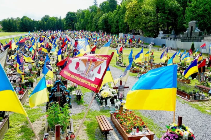 Bandeiras tremulam sobre túmulos de soldados em Lviv, na Ucrânia - (crédito: DARREN CONWAY/BBC) Bandeiras tremulam sobre túmulos de soldados em Lviv, na Ucrânia - (crédito: DARREN CONWAY/BBC)