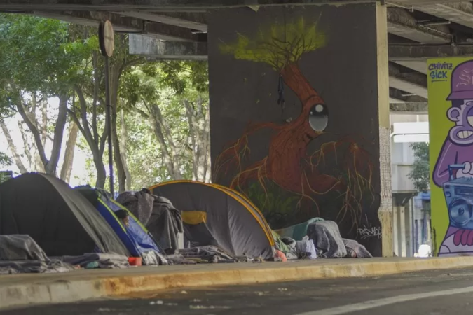 Barracas enfileiradas surgiram embaixo do Minhocão, em São Paulo - (crédito: BBC) Barracas enfileiradas surgiram embaixo do Minhocão, em São Paulo - (crédito: BBC)