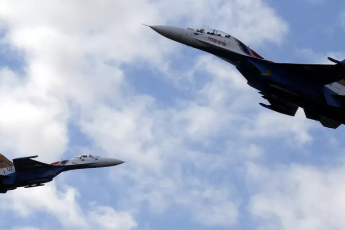 Uma aeronave SU-27 russa, como as da foto, lançou um míssil perto de avião da força aérea real britânica - (crédito: EPA) Uma aeronave SU-27 russa, como as da foto, lançou um míssil perto de avião da força aérea real britânica - (crédito: EPA)