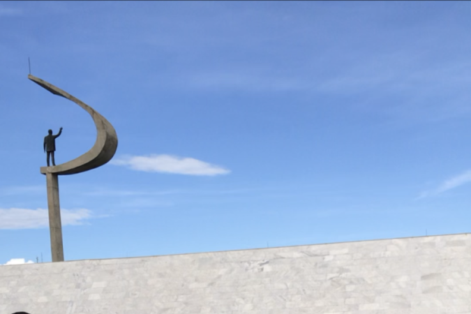 O cachorro atleta viralizou nas redes jogando futevôlei com seu tutor Gustavo 