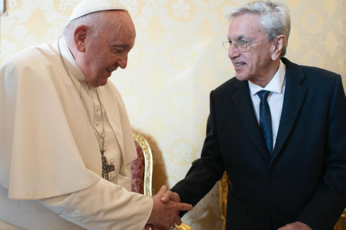 Caetano Veloso recebeu bençãos do Papa Francisco - (crédito: Reprodução/Instagram @caetanoveloso) Caetano Veloso recebeu bençãos do Papa Francisco - (crédito: Reprodução/Instagram @caetanoveloso)