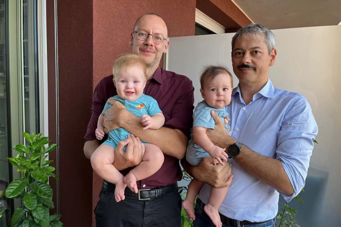 Maurizio e Mauro estão juntos há 20 anos e tiveram gêmeos graças a uma barriga de aluguel - (crédito: BBC) Maurizio e Mauro estão juntos há 20 anos e tiveram gêmeos graças a uma barriga de aluguel - (crédito: BBC)