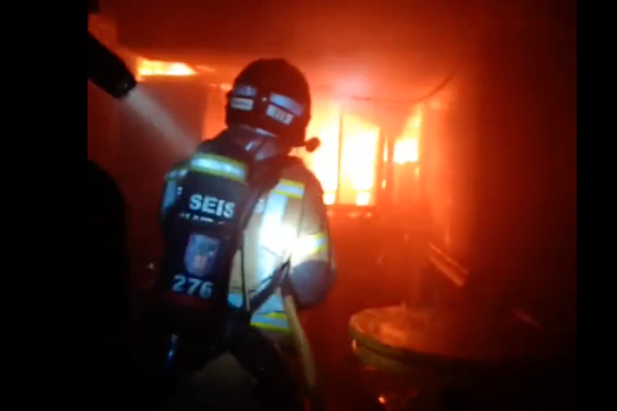 Parentes foram chegando ao local para tentar localizar entes queridos, segundo a prefeitura - (crédito: Reprodução - Bomberos Murcia) Parentes foram chegando ao local para tentar localizar entes queridos, segundo a prefeitura - (crédito: Reprodução - Bomberos Murcia)