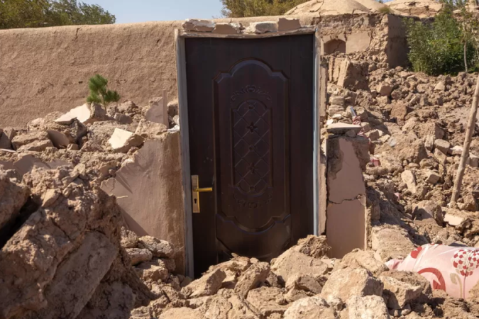 Uma porta solitária é tudo o que resta de um edifício em Herat após o terremoto de sábado - (crédito: Getty Images) Uma porta solitária é tudo o que resta de um edifício em Herat após o terremoto de sábado - (crédito: Getty Images)