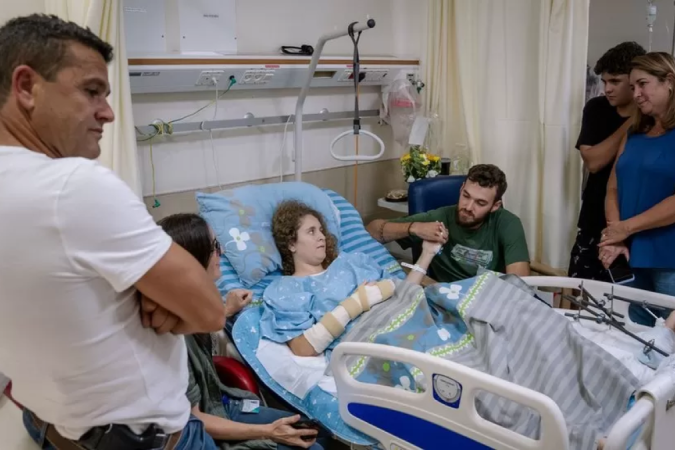 Homem encontrou a filha que foi atacada pelo Hamas após ela enviar localização - (crédito: BBC) Homem encontrou a filha que foi atacada pelo Hamas após ela enviar localização - (crédito: BBC)