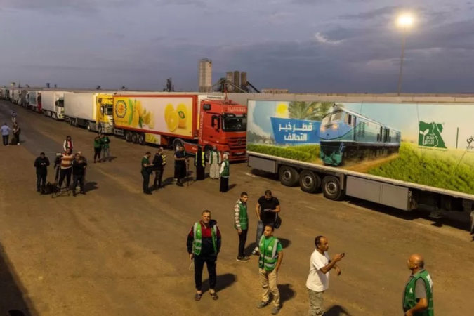 Caminhões com ajuda humanitária aguardam no lado egípcio da fronteira com Gaza - (crédito: Getty Images) Caminhões com ajuda humanitária aguardam no lado egípcio da fronteira com Gaza - (crédito: Getty Images)