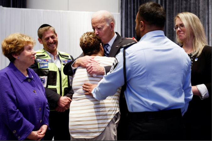 O presidente dos EUA, Joe Biden, abraça Rachel Edri, que conseguiu escapar de emboscada do Hamas - (crédito: Reuters) O presidente dos EUA, Joe Biden, abraça Rachel Edri, que conseguiu escapar de emboscada do Hamas - (crédito: Reuters)