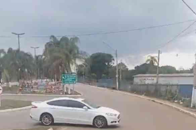 Motorista do Fusion tentou fechar o caminh&atilde;o antes de uma rotat&oacute;ria
 -  (crédito: Reprodu&ccedil;&atilde;o/Redes Sociais)