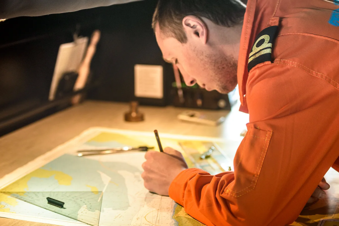 O mundo tornou-se digital, mas muitas profissões e indústrias ainda dependem do papel diariamente - (crédito: UK Hydrographic Office) O mundo tornou-se digital, mas muitas profissões e indústrias ainda dependem do papel diariamente - (crédito: UK Hydrographic Office)