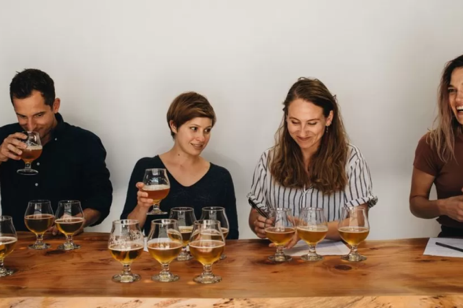 Charles Denby e colegas degustam cervejas feitas com cepas de levedura de sua empresa - (crédito: BERKELEY YEAST) Charles Denby e colegas degustam cervejas feitas com cepas de levedura de sua empresa - (crédito: BERKELEY YEAST)