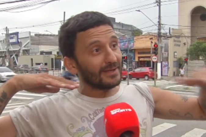 Leandro Fortunato percorreu a pé cerca de 2.455 quilômetros para acompanhar o último jogo da Conmebol Libertadores - (crédito: Reprodução Twitter/X/Rádio Monumental AM 1080) Leandro Fortunato percorreu a pé cerca de 2.455 quilômetros para acompanhar o último jogo da Conmebol Libertadores - (crédito: Reprodução Twitter/X/Rádio Monumental AM 1080)