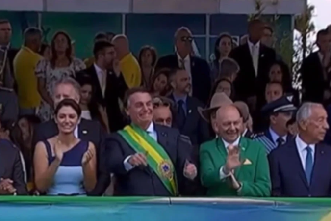 Durante a celebração do bicentenário da Independência do Brasil, o empresário Luciano Hang se posicionou entre o então presidente do Brasil Jair Bolsonaro e o líder português Marcelo Rebelo de Sousa