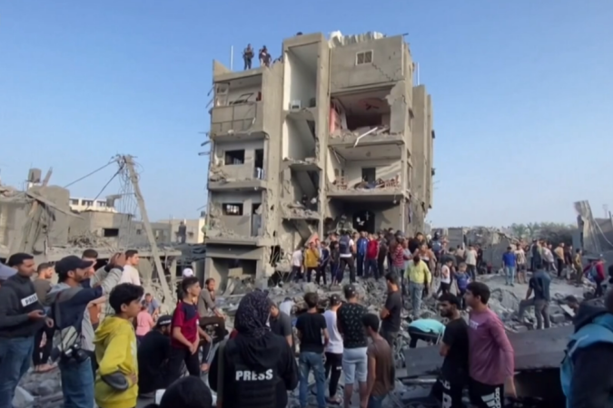 Palestinos afirmam que mÃ­sseis lanÃ§ados por Israel atingiram um campo de refugiados na Faixa de Gaza -  (crédito: BBC)