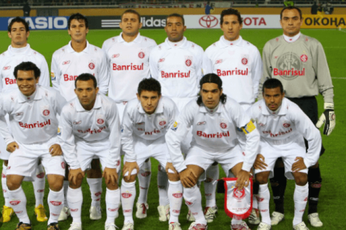 O Internacional completa a lista de clubes brasileiros campeões do mundo com a taça de 2006, obtida diante do Barcelona, que tinha em suas hostes Ronaldinho Gaúcho. - Foto: Jefferson Bernardes/Vipcomm