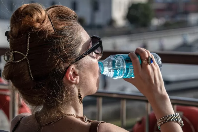 Mulher bebe água em Istambul, na Turquia, sob calor de 40°C em julho deste ano - (crédito: Getty Images) Mulher bebe água em Istambul, na Turquia, sob calor de 40°C em julho deste ano - (crédito: Getty Images)