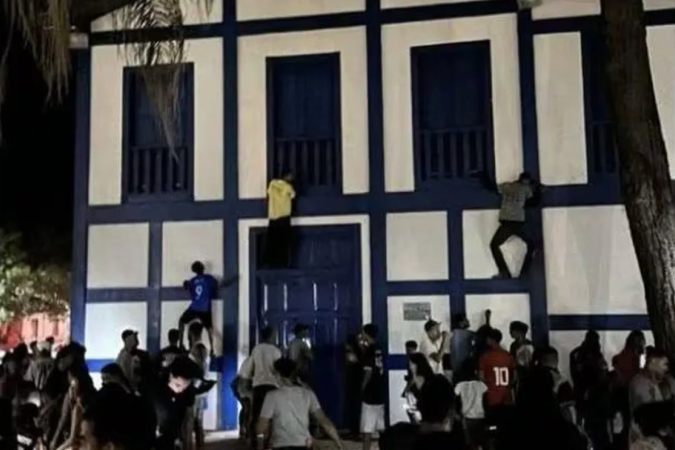 Pessoas escalaram igreja para procurar os tesouros de R$ 5 mil - (crédito: Reprodução/redes sociais) Pessoas escalaram igreja para procurar os tesouros de R$ 5 mil - (crédito: Reprodução/redes sociais)
