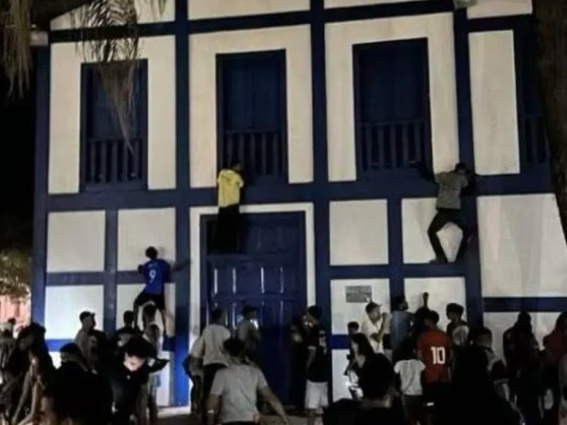 Pessoas escalaram igreja para procurar os tesouros de R$ 5 mil