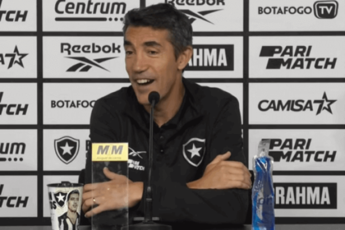 Após o jogo, houve uma reunião de lideranças do elenco com Textor. O objetivo foi transmitir o seguinte recado: jogadores e Bruno Lage não falavam a mesma língua. Foto: Reprodução de vídeo Botafogo TV